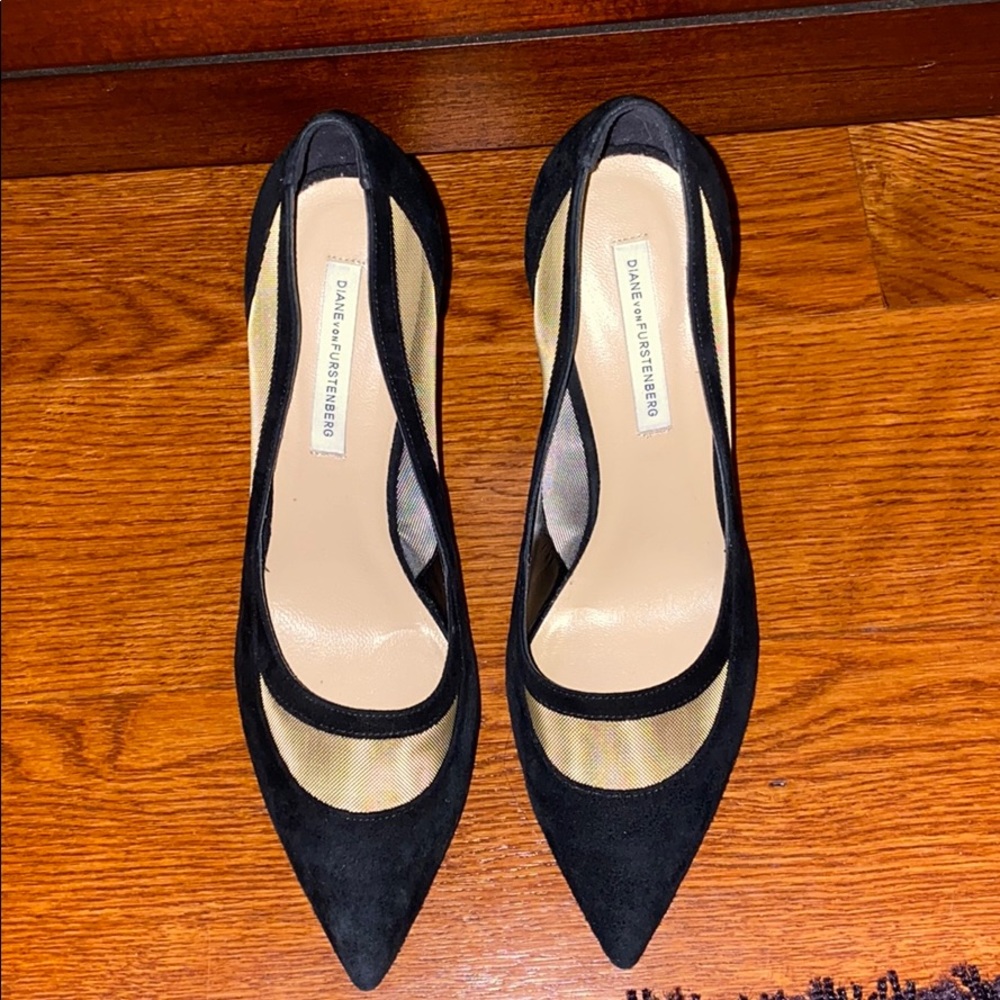 Authentic Diane Von Furstenberg black & gold pumps